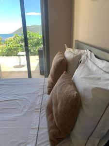 un animal de peluche está sentado en una cama en Villa Pieds dans l eau, en Porto Vecchio 26 fotos más