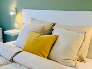 Uma cama ou camas num quarto em Tranquil Hillside with Oceanview and Pool