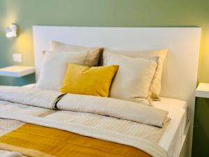Uma cama ou camas num quarto em Tranquil Hillside with Oceanview and Pool