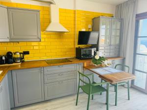 A cozinha ou kitchenette de Tranquil Hillside with Oceanview and Pool