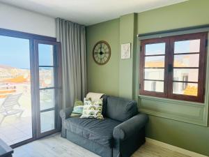 Uma área de estar em Tranquil Hillside with Oceanview and Pool