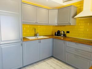 A cozinha ou kitchenette de Tranquil Hillside with Oceanview and Pool