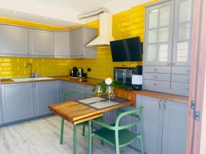 A cozinha ou kitchenette de Tranquil Hillside with Oceanview and Pool