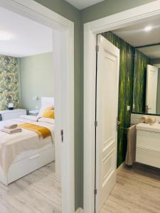 Uma cama ou camas num quarto em Tranquil Hillside with Oceanview and Pool