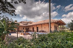 Un jardín fuera de Hotel Marquesa de Pinares