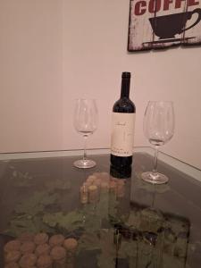 a bottle of wine and two wine glasses on a table at La Cantina di Alba & Tramonto in Pimonte