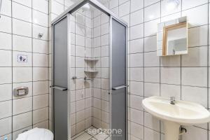 Ένα μπάνιο στο Aconchegante apto em Capoeiras RMC203 +12 φωτογραφίες