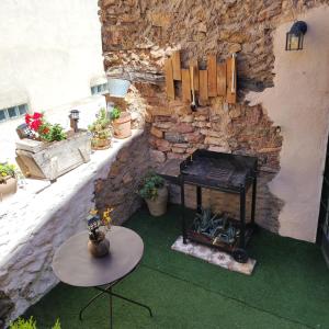 patio esterno con tavolo e camino di Alcoba con patio del siglo XIX a Villanueva de Viver