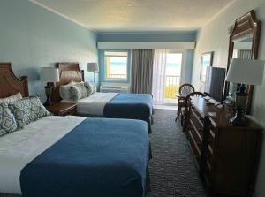 Ein Bett oder Betten in einem Zimmer der Unterkunft Surf Side Hotel