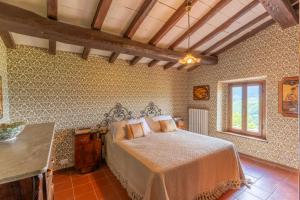 Postel nebo postele na pokoji v ubytování Villa Buriconti - Peaceful Countryside Retreat + 34 fotografií
