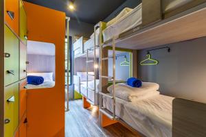 Postel nebo postele na pokoji v ubytování iSanook Hostel