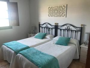 zwei nebeneinander stehende Betten in einem Schlafzimmer in der Unterkunft El Corral in Llanes