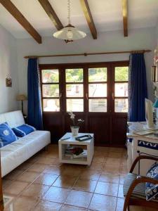 ein Wohnzimmer mit Sofa und Tisch in der Unterkunft El Corral in Llanes