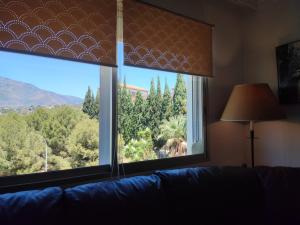 un salon avec une grande fenêtre avec vue dans l'établissement Apartamento Mariona Home, à Estepona 38 autres photos