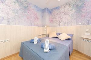 エル・カンページョにある4 Bed 2 Bath Los Pinos With Poolの壁画のある客室内のツインベッド2台