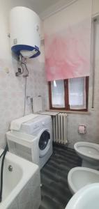 グロッタンマーレにあるCasaMareaのバスルーム(洗濯機、洗濯機付) +9枚の写真