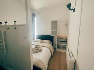 mała sypialnia z dwoma łóżkami w pokoju w obiekcie Respire Bordeaux w mieście Bordeaux