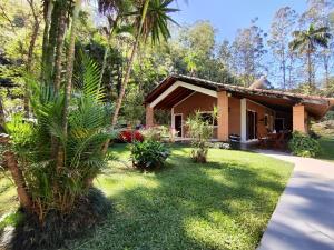 a house with a garden in front of it at CASA DE CAMPO DOS SONHOS in São José dos Campos