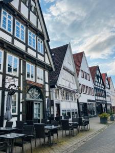a street with tables and chairs and buildings at Goldlöckchen, 80 qm 2-Room Apartment im Herzen der Detmolder Innenstadt in Detmold
