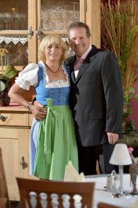 Ein Mann und eine Frau, die für ein Bild posieren in der Unterkunft Hotel Alpenhof in Westendorf