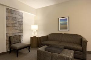 Cozy Two Room Suite with Modern Touches and Pool的休息区