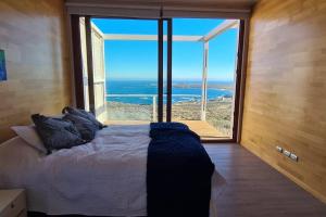 Giường trong phòng chung tại Maravillosa casa con vista panorámica en exclusivo condominio Ocho Quebradas +11 ảnh