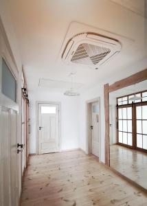 Televízia a/alebo spoločenská miestnosť v ubytovaní FORMA Apartament Supraśl