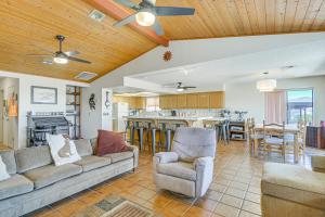 Η κουζίνα ή μικρή κουζίνα στο Bullhead City Home with Views, Close to Lake Mohave!