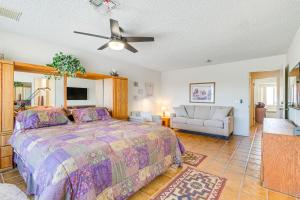 Ένα ή περισσότερα κρεβάτια σε δωμάτιο στο Bullhead City Home with Views, Close to Lake Mohave!