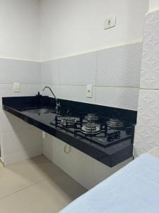 una cucina con fornelli e piano di lavoro di Apartamento 10min da praia a pé rota turística a Parnamirim