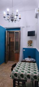 sypialnia z łóżkiem i żyrandolem w obiekcie Studio Room Pasilong Vacanza nel Salento w mieście Soleto