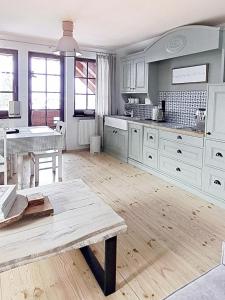 Kuchyňa alebo kuchynka v ubytovaní FORMA Apartament Supraśl