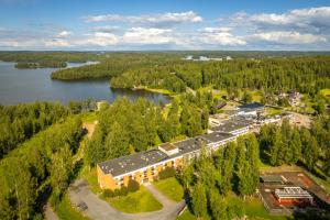 an aerial view of a building next to a lake at Ellivuori Asuinhuoneistot Apartments in Sastamala