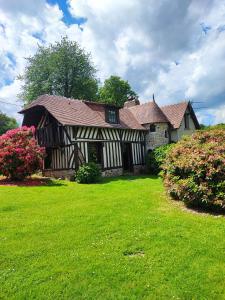 クウェットヴィルにあるLa longère dans la prairieの前庭のある古民家