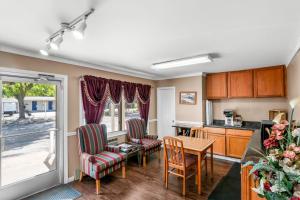 a kitchen with two chairs and a table and a table at Americas Best Value Inn Jonesville/Hillsdale in Jonesville