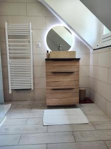 クウェットヴィルにあるLa longère dans la prairieの洗面台と鏡のあるバスルーム +35枚の写真