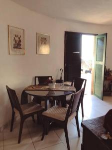 une salle à manger avec une table et des chaises dans une pièce dans l'établissement Casa com Piscina, Vista e Acesso ao Mar, à Angra dos Reis