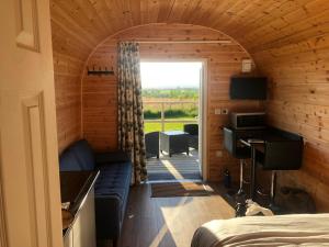 TV a/nebo společenská místnost v ubytování Three Peaks Pods