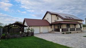 ein Haus mit Dachschräge und Garage in der Unterkunft Levendula Vendégház in Nyírmeggyes