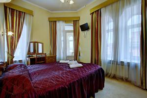 ein Hotelzimmer mit einem Bett mit Handtüchern darauf in der Unterkunft Elegia in Sankt Petersburg