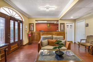 una sala de estar con un sofá y una mesa en Best Western Bradford Inn, en Swainsboro