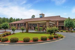 Un edificio con una torre de reloj en la parte superior. en Best Western Bradford Inn, en Swainsboro