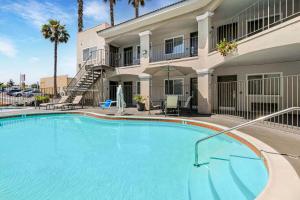 Πισίνα στο ή κοντά στο Best Western Santee Lodge