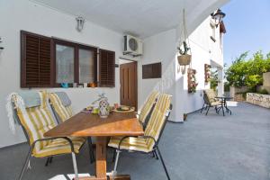 Hrvatska, JELSA, Apartmani Kulic 25 metara od plaže br 2