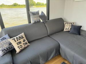 Hausboot KOMET Luxus und Natur pur max 5 Pers的休息区