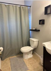 Un baño de Spacious 3BD 2.5 BA - 15 Min to Downtown/Capitol