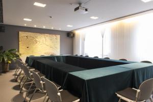 大連市にあるJinjiang Inn Dalian Lianhe Roadの長いテーブルと椅子のある会議室