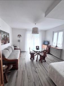 A bed or beds in a room at Gloria Holiday Home Bormio