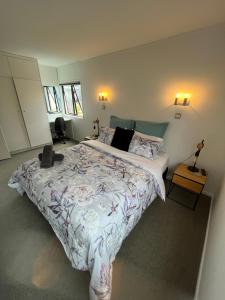a bedroom with a large bed with a comforter at T Two on Whakaue in Rotorua