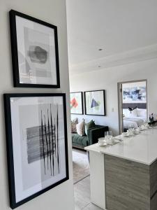una sala de estar con una mesa con copas de vino en Delight Luxurious Apartments, en Johannesburgo